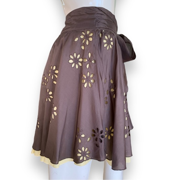 TARA JARMON SILK WITH YELLOW ACCENT EMBROIDERED MINI SKIRT. WOMEN’S SIZE MEDIUM - Picture 4 of 7